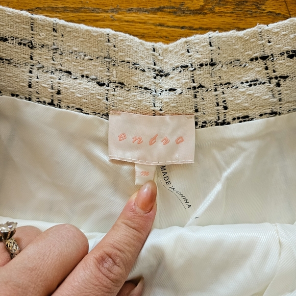 New Entro Size M Tweed Shorts Black and White with Gold Buttons Pockets Neutral - Picture 5 of 7